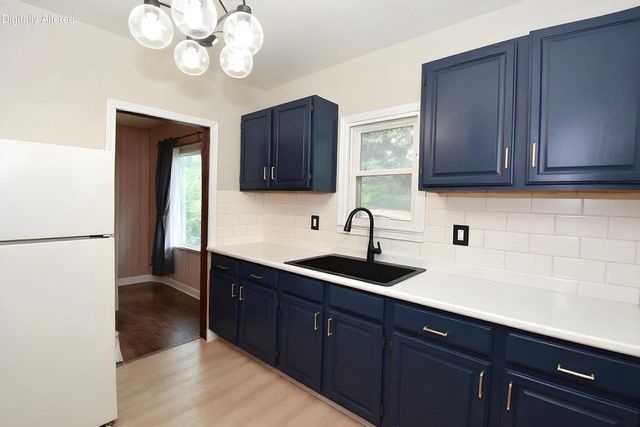 1604 E North STREET, Waukesha, WI 53188