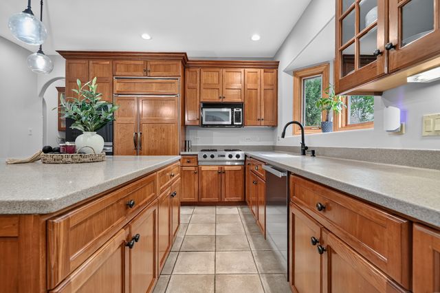 13701 Oak Tree Lane, Lemont, IL 60439