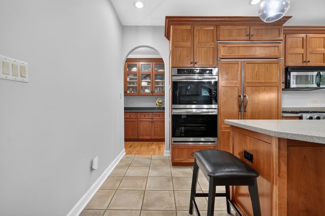 13701 Oak Tree Lane, Lemont, IL 60439