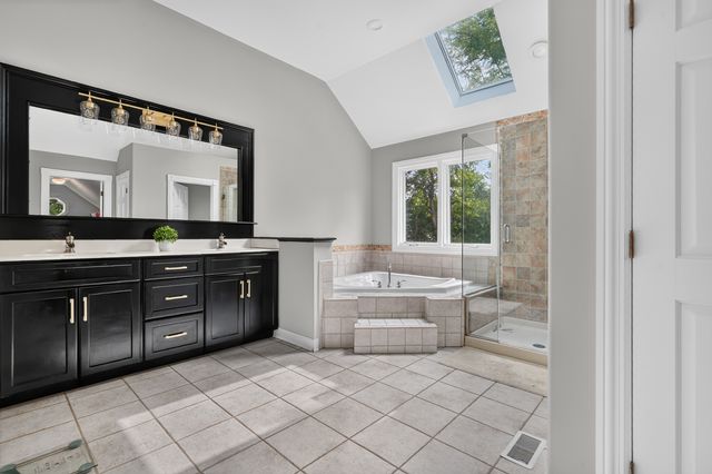 13701 Oak Tree Lane, Lemont, IL 60439