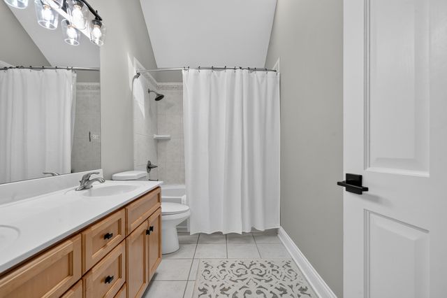 13701 Oak Tree Lane, Lemont, IL 60439