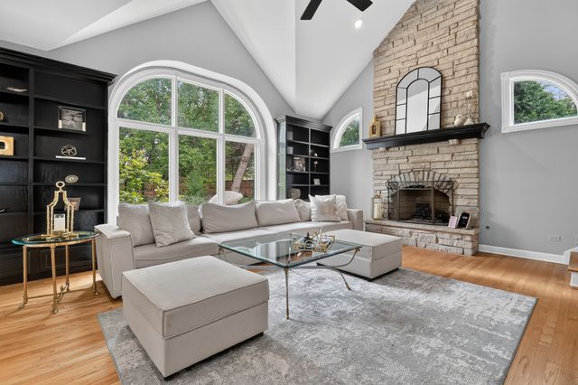 13701 Oak Tree Lane, Lemont, IL 60439