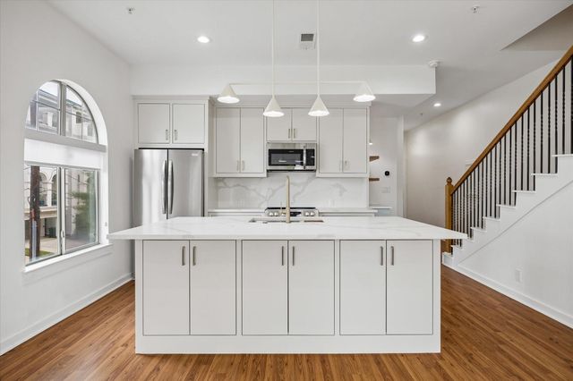 806 Jackson Hill Street 201, Houston, TX 77007