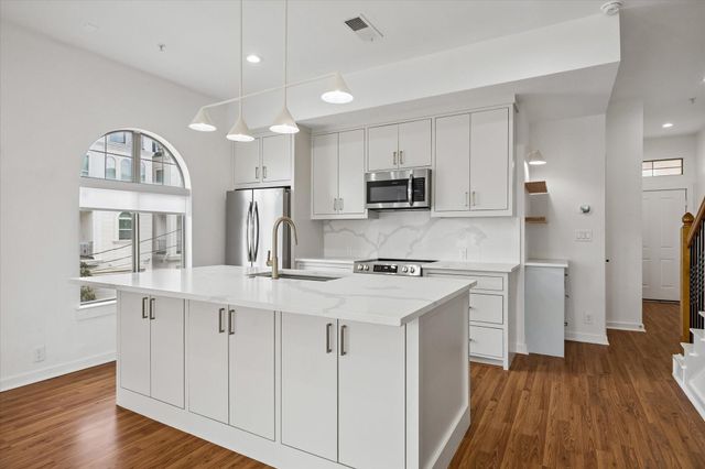 806 Jackson Hill Street 201, Houston, TX 77007