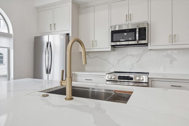 806 Jackson Hill Street 201, Houston, TX 77007