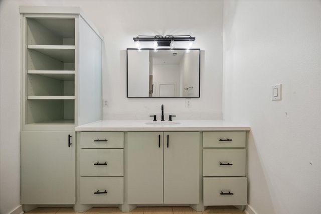 806 Jackson Hill Street 201, Houston, TX 77007