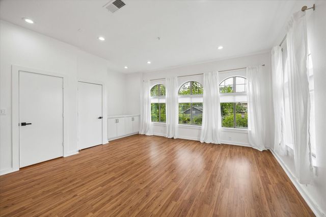 806 Jackson Hill Street 201, Houston, TX 77007