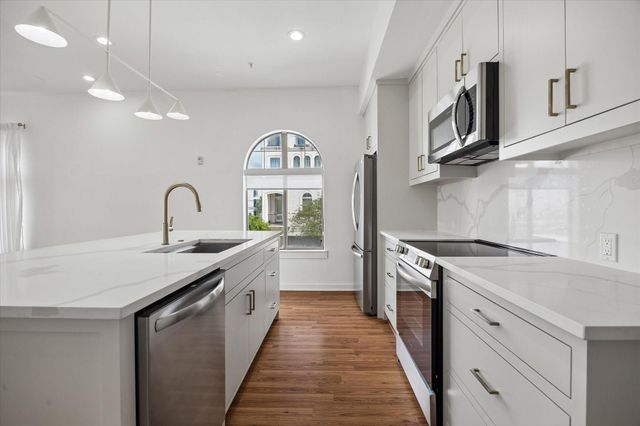 806 Jackson Hill Street 201, Houston, TX 77007