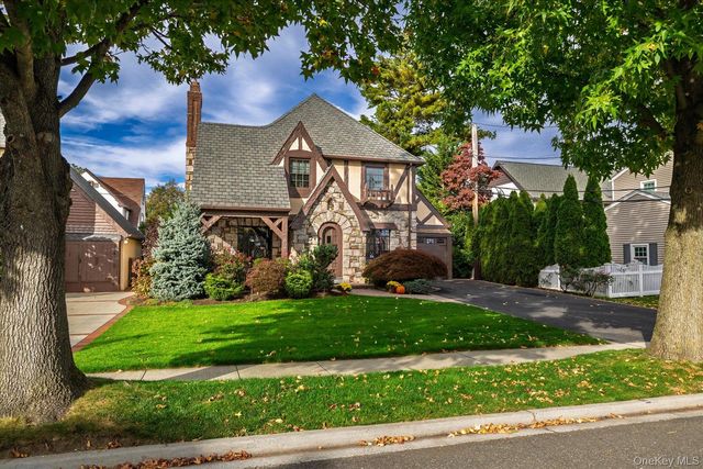 15 Brevoort Place, Rockville Centre, NY 11570