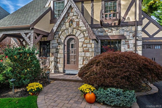 15 Brevoort Place, Rockville Centre, NY 11570