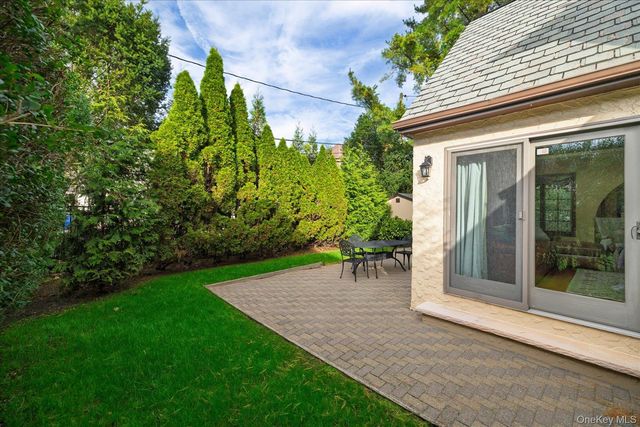 15 Brevoort Place, Rockville Centre, NY 11570
