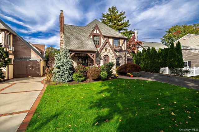 15 Brevoort Place, Rockville Centre, NY 11570