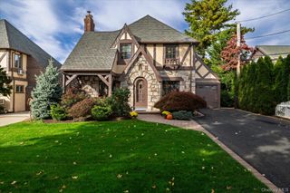 15 Brevoort Place, Rockville Centre, NY 11570