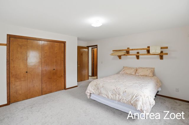 9571 Kraft Avenue SE, Caledonia, MI 49316