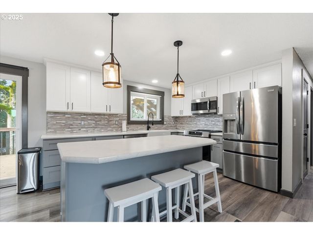 970 JOSEPHINE St, Oregon City, OR 97045