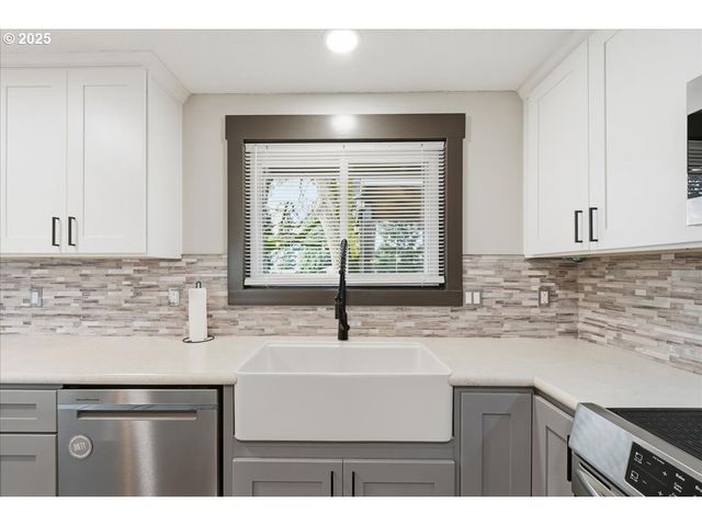 970 JOSEPHINE St, Oregon City, OR 97045