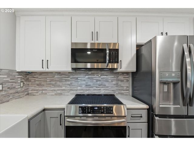 970 JOSEPHINE St, Oregon City, OR 97045