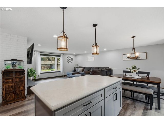 970 JOSEPHINE St, Oregon City, OR 97045