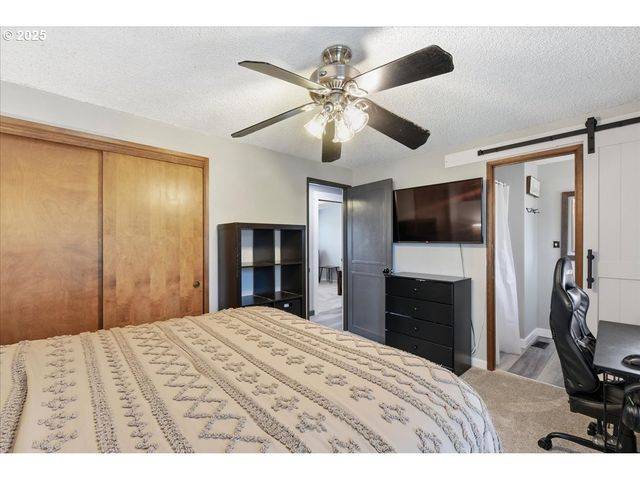 970 JOSEPHINE St, Oregon City, OR 97045