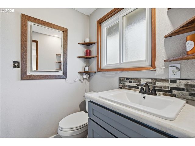 970 JOSEPHINE St, Oregon City, OR 97045