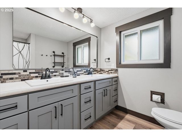 970 JOSEPHINE St, Oregon City, OR 97045