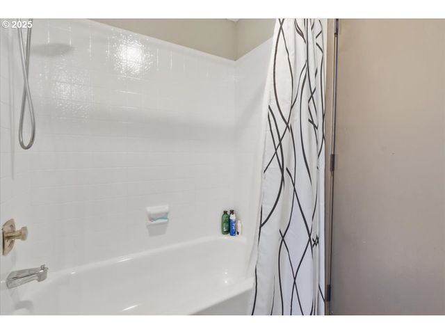 970 JOSEPHINE St, Oregon City, OR 97045