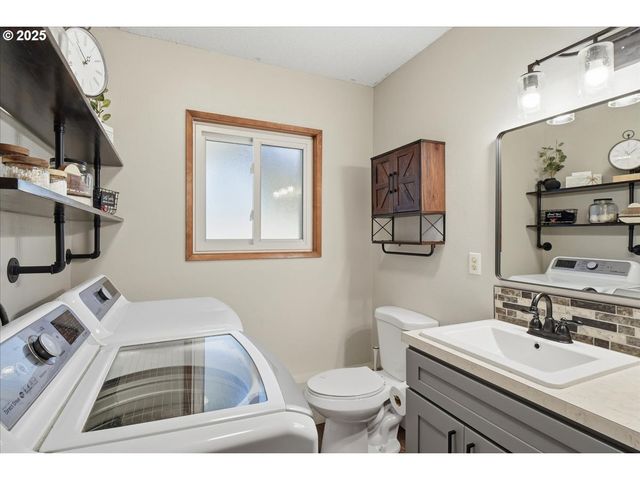 970 JOSEPHINE St, Oregon City, OR 97045