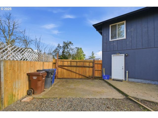 970 JOSEPHINE St, Oregon City, OR 97045