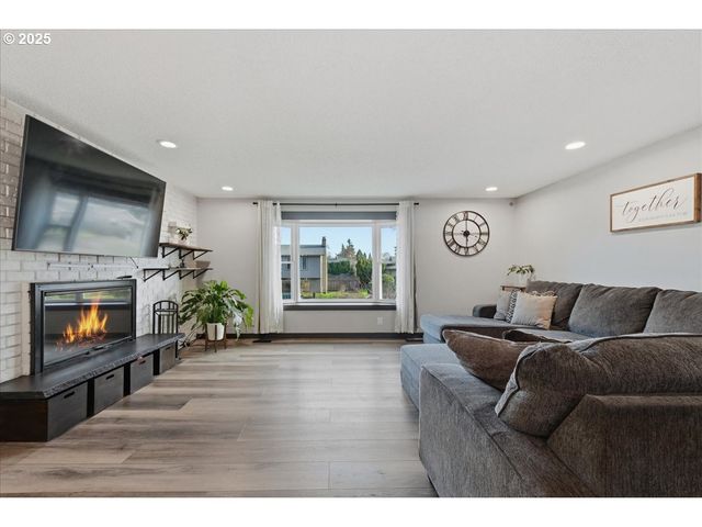 970 JOSEPHINE St, Oregon City, OR 97045