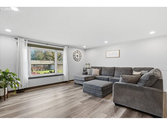 970 JOSEPHINE St, Oregon City, OR 97045