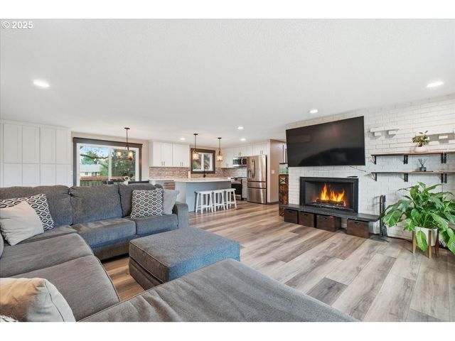 970 JOSEPHINE St, Oregon City, OR 97045