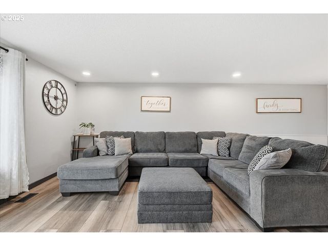 970 JOSEPHINE St, Oregon City, OR 97045