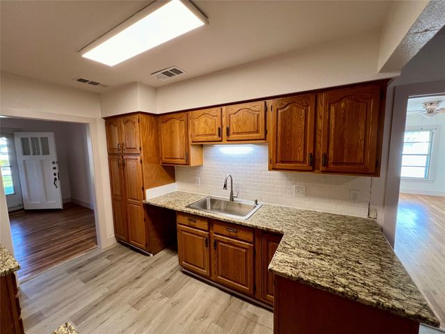 909 Hallum Street, River Oaks, TX 76114