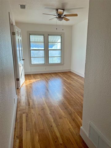 909 Hallum Street, River Oaks, TX 76114