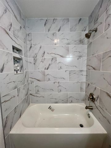 909 Hallum Street, River Oaks, TX 76114