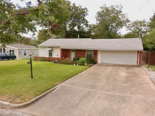 909 Hallum Street, River Oaks, TX 76114