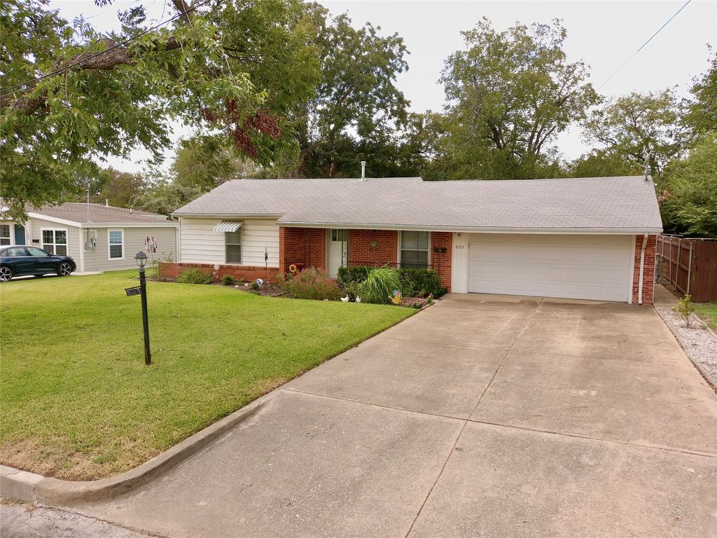 909 Hallum Street, River Oaks, TX 76114