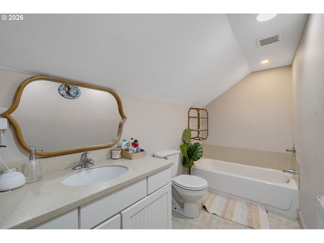 3802 MAPLE Ln, Tillamook, OR 97141
