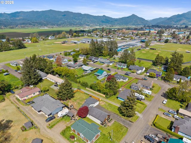 3802 MAPLE Ln, Tillamook, OR 97141