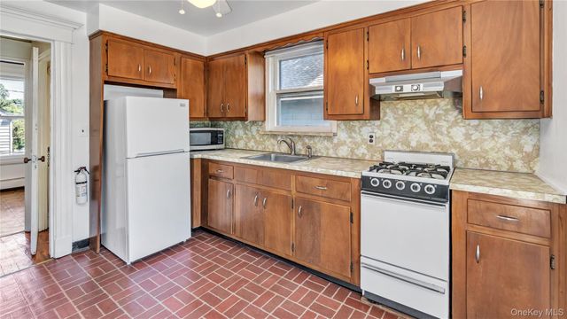 177 Franklin Avenue 2nd Fl, Sea Cliff, NY 11579