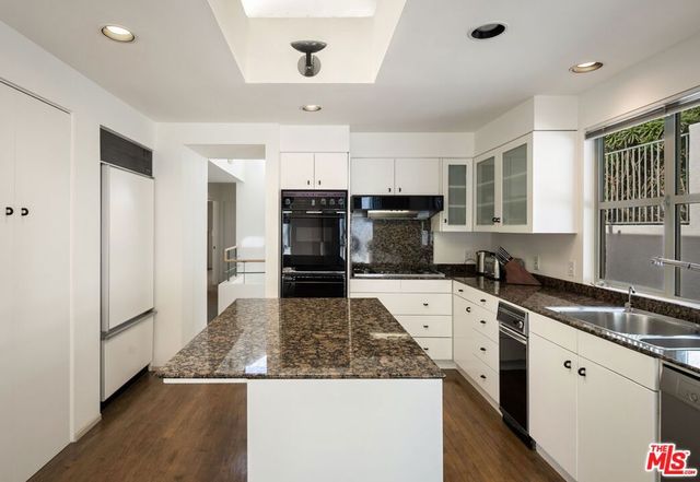 9421 Lloydcrest Drive, Los Angeles, CA 90210