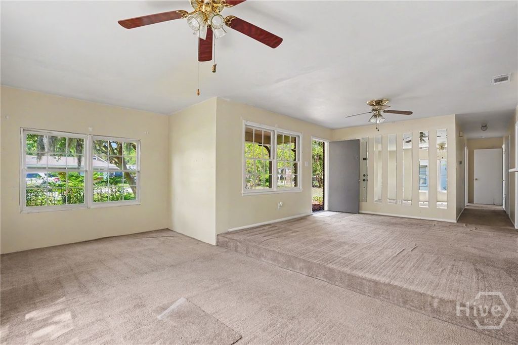 Image 10 of property listing at 10 Port Royal Drive, Savannah, GA 31410