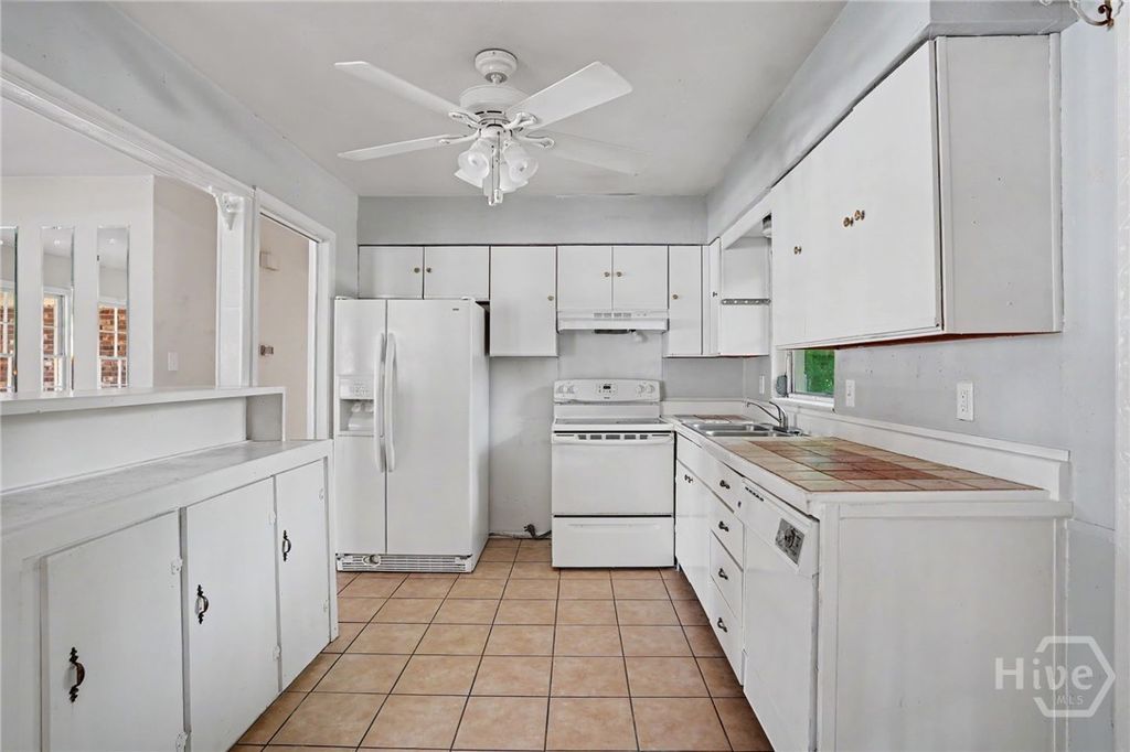 Image 13 of property listing at 10 Port Royal Drive, Savannah, GA 31410