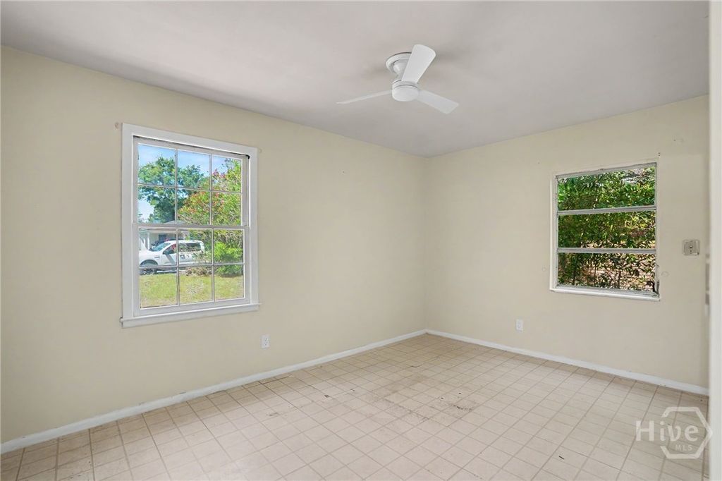 Image 16 of property listing at 10 Port Royal Drive, Savannah, GA 31410