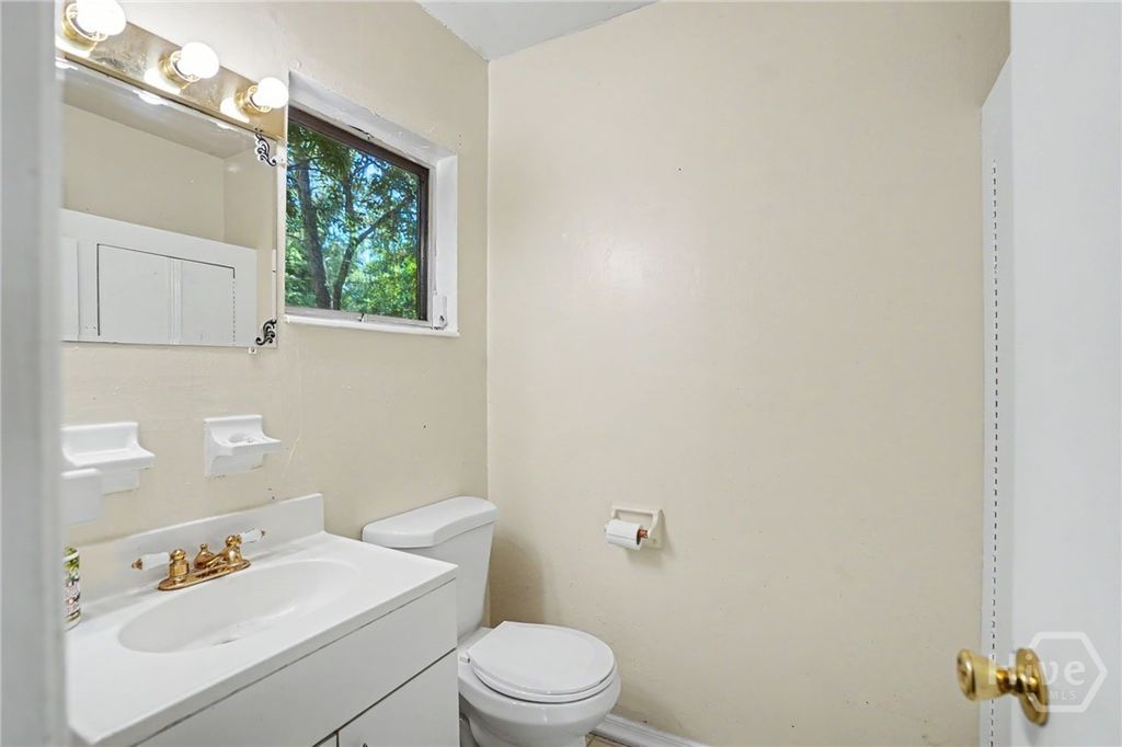 Image 19 of property listing at 10 Port Royal Drive, Savannah, GA 31410