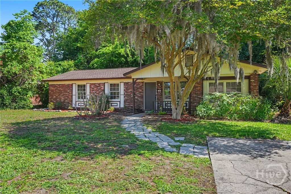 Image 2 of property listing at 10 Port Royal Drive, Savannah, GA 31410