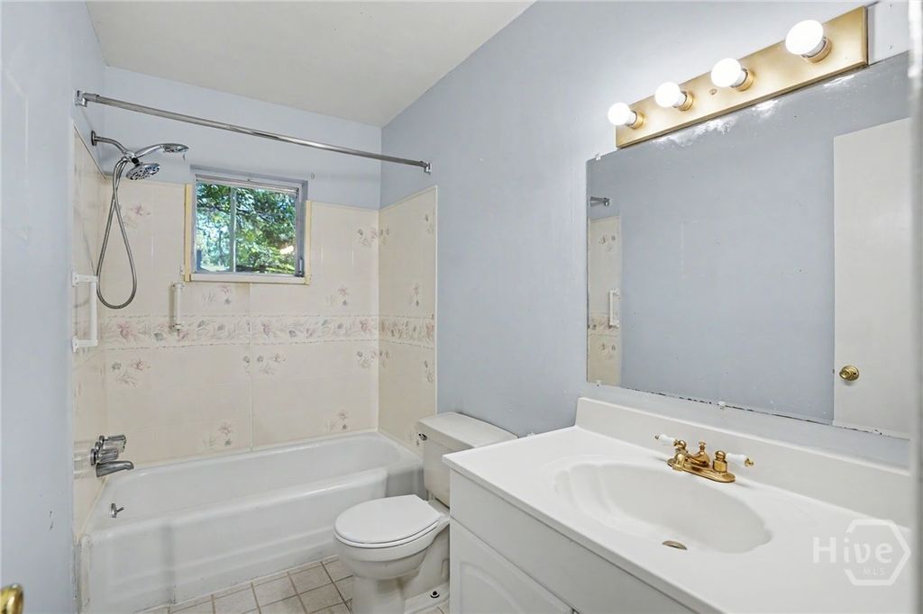 Image 20 of property listing at 10 Port Royal Drive, Savannah, GA 31410