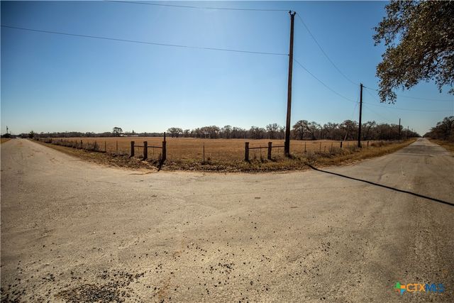 1387 County Road 304, Floresville, TX 78114