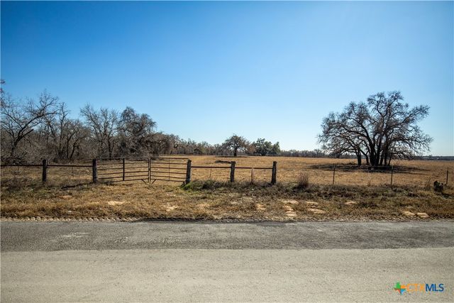 1387 County Road 304, Floresville, TX 78114