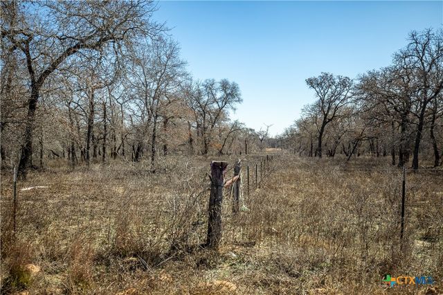 1387 County Road 304, Floresville, TX 78114